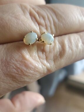 10k Gold Opal Oval Stud Earrings - Iridescent Gemstones